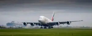 מטוס איירבוס A380 של אמירטס ממריא